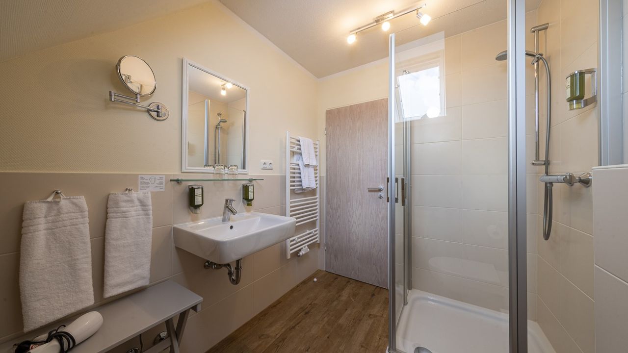 modernes, großes Badezimmer modernes, großes Badezimmer